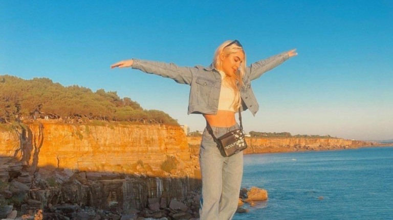 Jade Picon ignora polêmicas e posa descontraída em Portugal