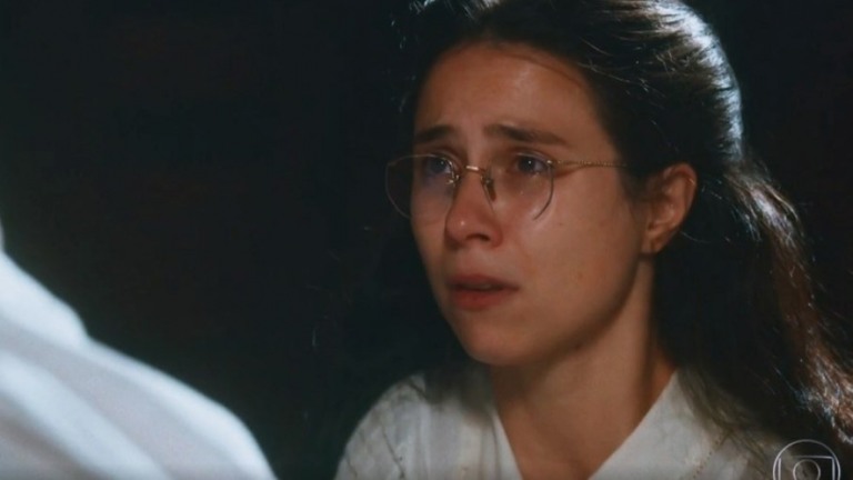 "Nos Tempos do Imperador": Dolores leva surra de cinta de Tonico