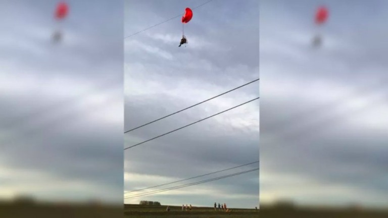 Homem com paramotor fica preso à fiação; veja o vídeo