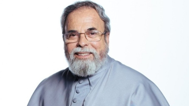 "Tem uma atriz famosíssima que reza por mim todo dia", diz padre Antonio Maria