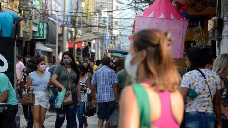 Cariocas afirmam que não deixarão de utilizar máscaras em locais abertos