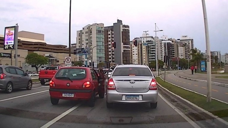 Vídeo mostra "briga de portas" e para-brisa arrancado em Florianópolis