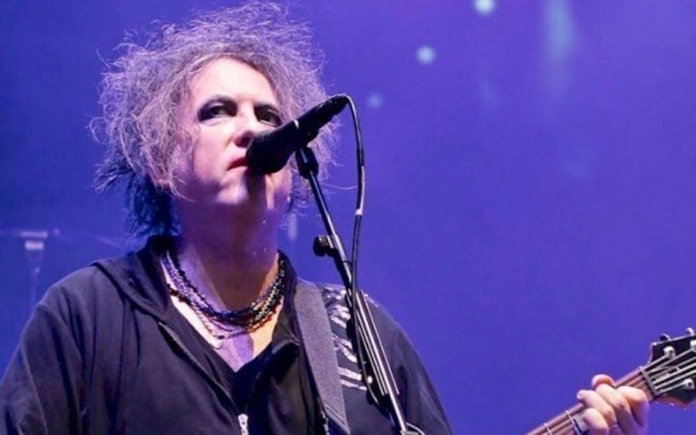 Robert Smith, do The Cure, leiloa obras de artes para leilão beneficente