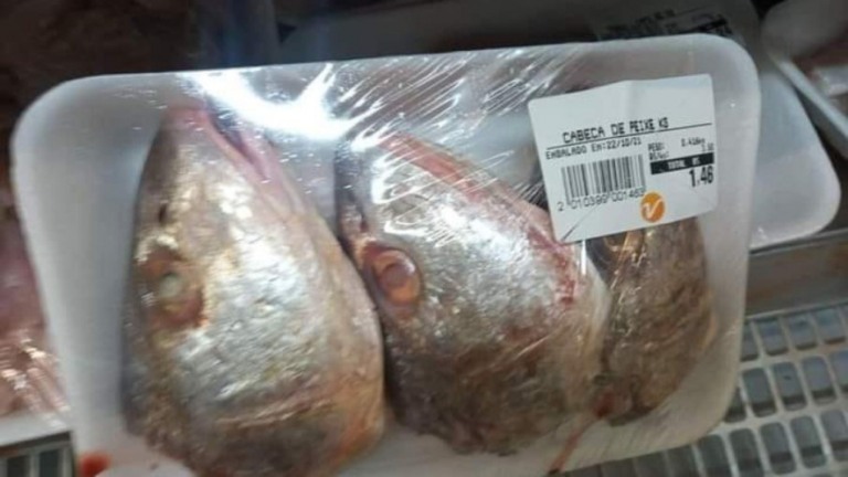Supermercado do RJ vende cabeça de peixe em bandeja