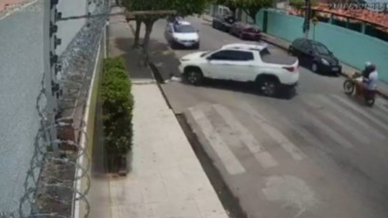 Vídeo: sem perceber, empresário atropela filho de 1 ano; criança passa bem
