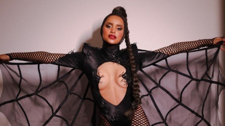 Gleici Damasceno aposta em fantasia sensual e chama atenção na web