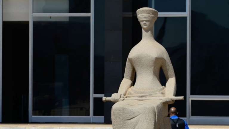 STF decide que injúria racial não prescreve e se equipara ao crime de racismo
