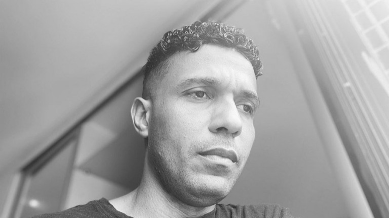 Jornalista acusa Globo de racismo após ser demitido por furto de cafeteira