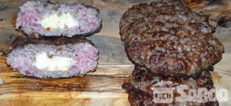 Hambúrguer de costela e bacon Hambúrguer de costela e bacon