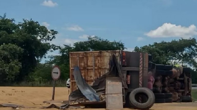 Homem sofre acidente de caminhão, recusa ajuda e horas depois morre atropelado