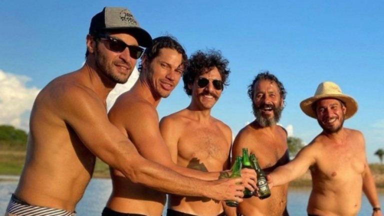 Galãs de 'Pantanal' surgem de sunga nos bastidores da novela Galãs de 'Pantanal' surgem de sunga nos bastidores da novela