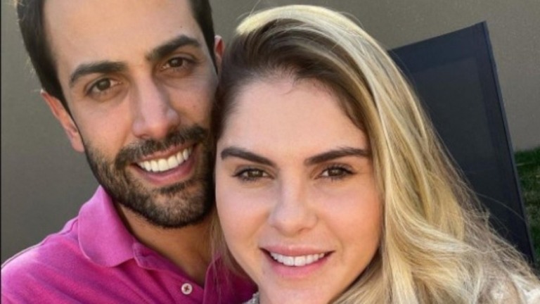 Bárbara Evans descobre que será mãe de menina em chá revelação Bárbara Evans descobre que será mãe de menina em chá revelação