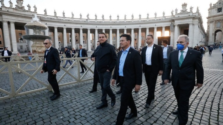Sem provas, Bolsonaro acusa Lula de ter relações com narcotraficantes