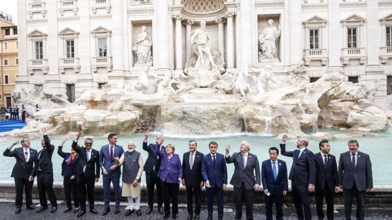 Isolado, Bolsonaro não aparece em foto de líderes do G-20 na Fontana di Trevi