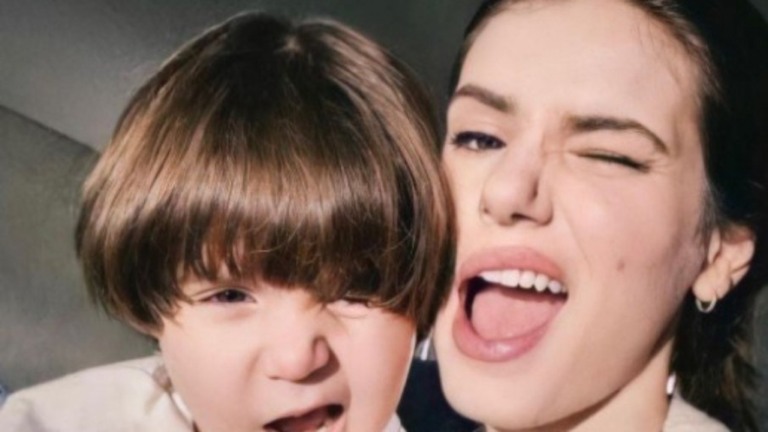 Semelhança entre ator que vive o filho de Angel e Camila Queiroz impressiona fãs