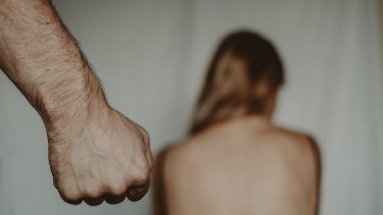 Homem invade casa, agride ex-esposa com estilhaços de vidro e ameaça matá-la