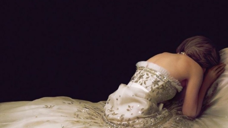 Spencer: Kristen Stewart diz que usar vestido de noiva de Diana foi "assustador"