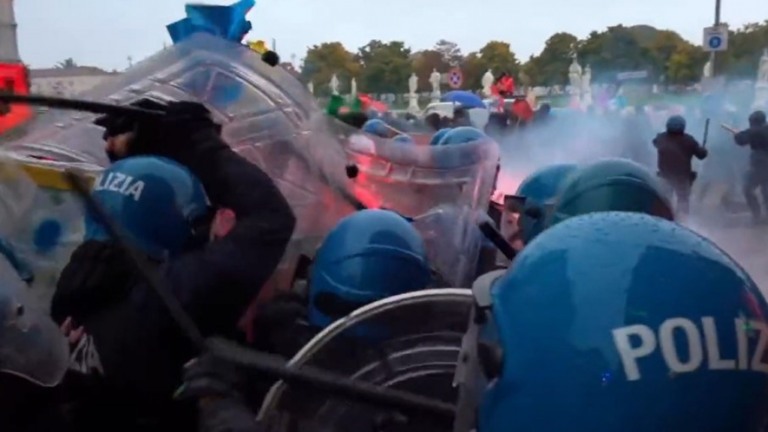 Polícia italiana usa água e gás lacrimogêneo para dispersar ato contra Bolsonaro
