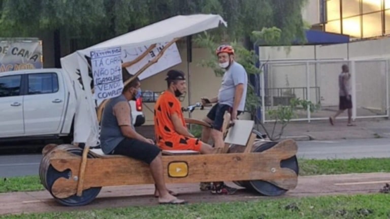 Maringá: Em protesto contra gasolina cara, dupla constrói carro dos Flintstones