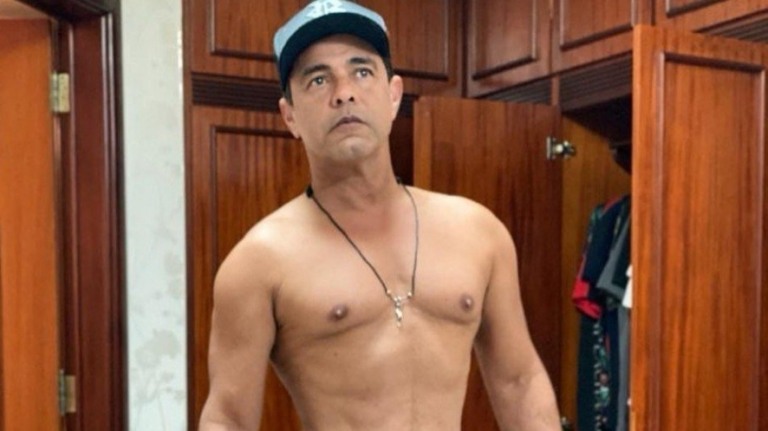 Zezé Di Camargo surge sem camisa, nega photoshop e fãs rebatem: "Tem lipo"