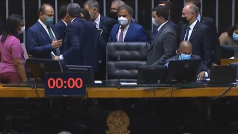 Partidos da "terceira via" ajudam governo a aprovar PEC dos Precatórios