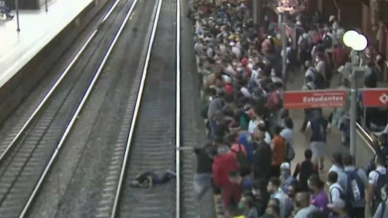 SP: passageiro convulsiona em estação cheia e cai nos trilhos da CPTM