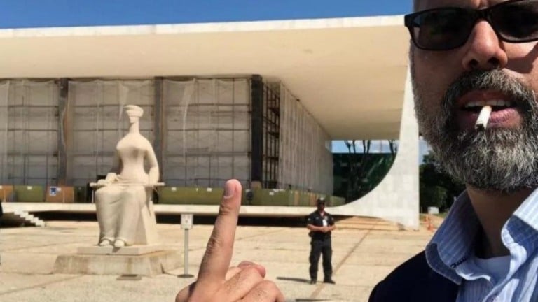 Allan dos Santos tem mais uma conta suspensa no Twitter