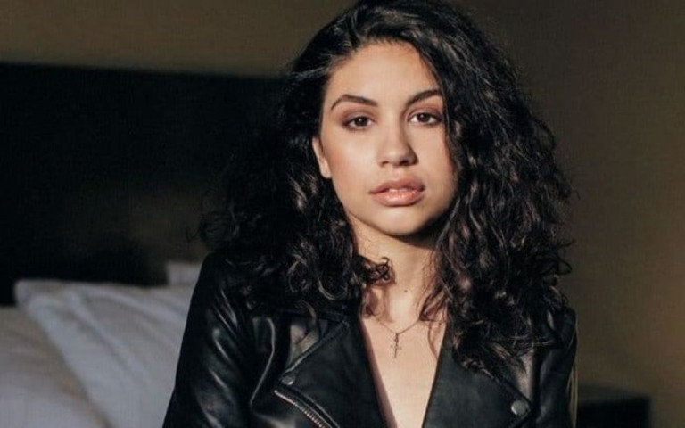 Alessia Cara lança a faixa natalina "Jingle Bell Rock" com exclusividade pela Amazon
