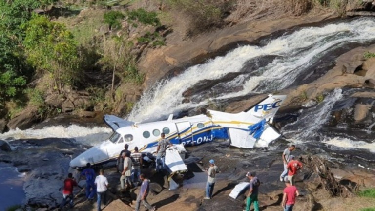 Avião de Marília Mendonça cai em Minas Gerais