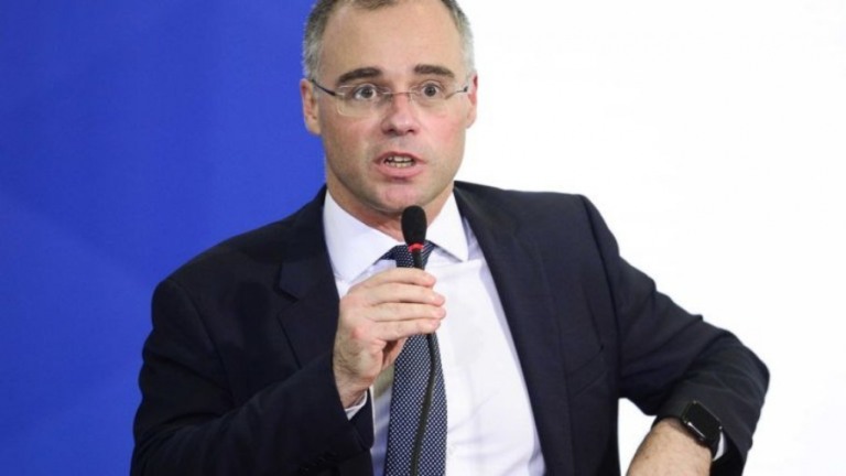 Senadores podem reunir CCJ sem Alcolumbre para sabatinar André Mendonça