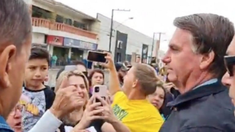 Bolsonaro volta a ironizar CPI e chama Aziz de "cara de capivara"