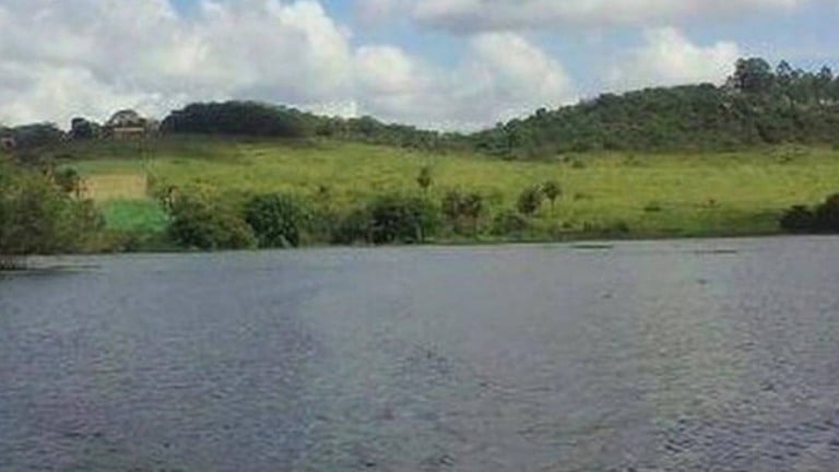 Pai tenta salvar filho afogado em represa, não consegue e os dois desaparecem