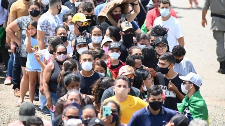 Fãs se emocionam em velório de Marília Mendonça