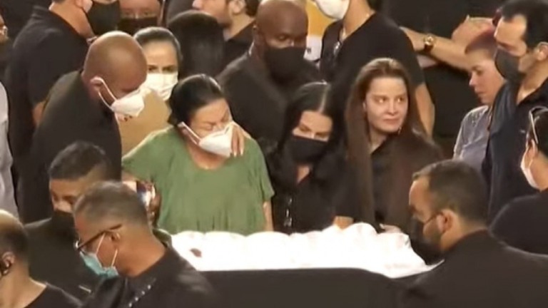 Confusa, âncora da CNN comete gafe com Maraisa no velório de Marília Mendonça
