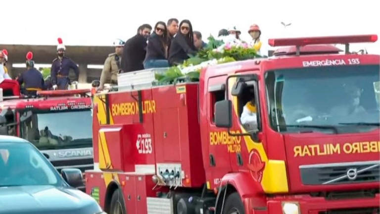Maiara e Maraisa acompanham o cortejo de Marília Mendonça no carro dos Bombeiros