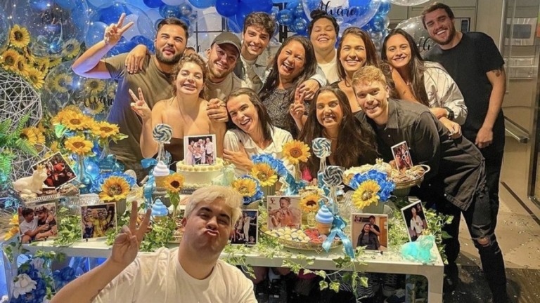 Alvaro Xaro ganha festa surpresa de Gkay e de outros amigos famosos da internet