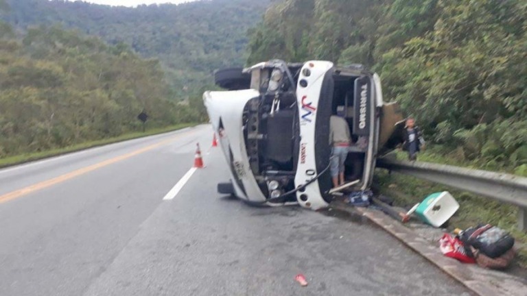 Uma pessoa morre e 27 ficam feridas em tombamento de micro-ônibus em SP
