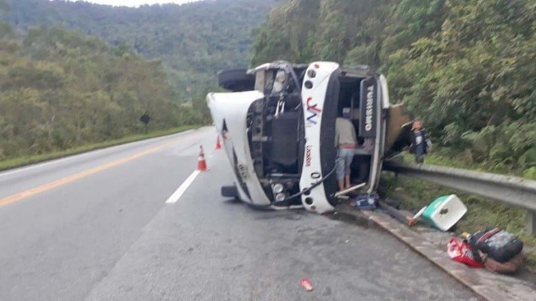 Artesp: Micro-ônibus que tombou na Mogi-Bertioga operava clandestinamente