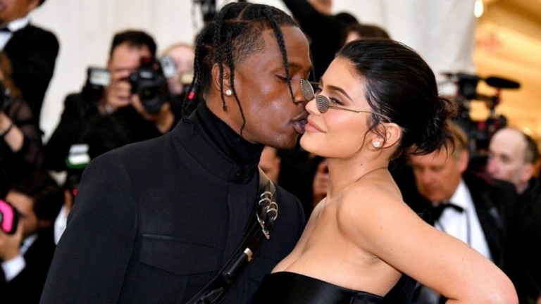 Homem processa Travis Scott após se ferir em confusão que deixou 8 mortos
