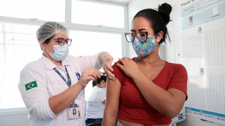 Rio reduz intervalo da vacina da Pfizer para pessoas com 17 anos ou mais