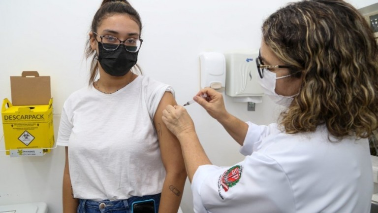 Rio antecipa 2° dose da vacina Pfizer para quem tem 17 anos ou mais