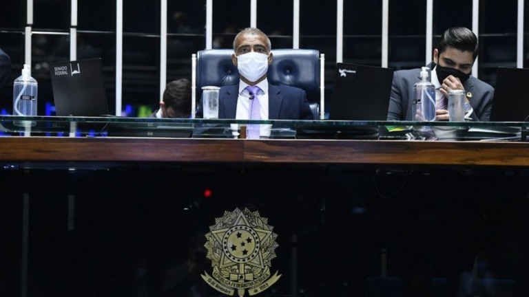 Romário assume mandato interino da presidência do Senado