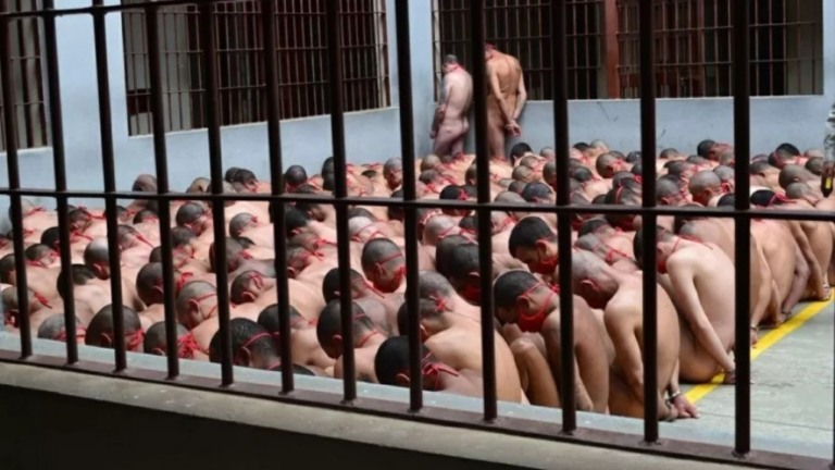 Diretor de presídio em que detentos foram mantidos nus em pátio é afastado