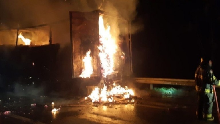 Carreta com bobinas de papel pega fogo na Régis Bittencourt