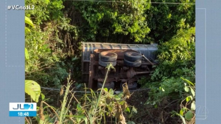Homem escapa de acidente, mas morre eletrocutado ao descer de caminhão