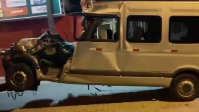 Acidente entre van e carreta deixa cinco mortos e dois feridos em rodovia da BA