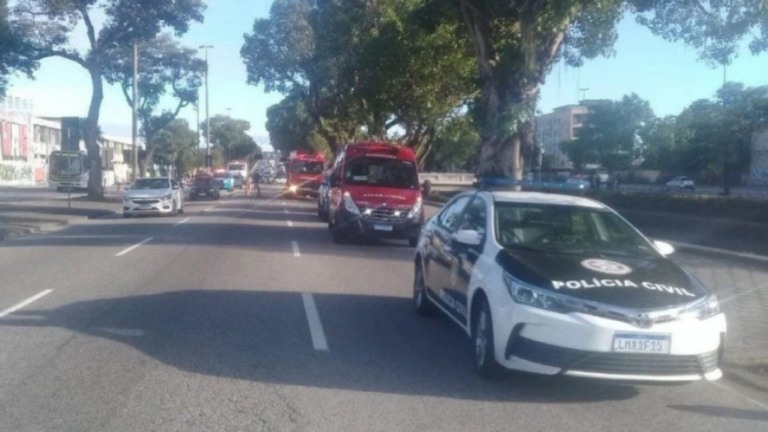 RJ: Duas pessoas morrem e três ficam feridas após carro cair em canal