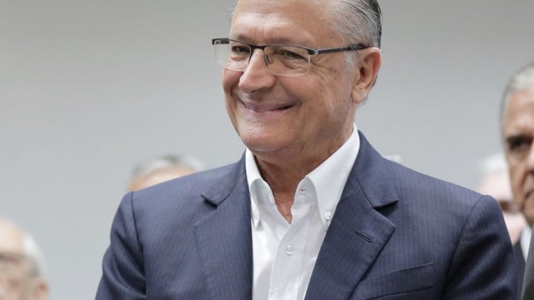 Alckmin causa irritação no PSDB ao baixar aplicativo para votar nas prévias