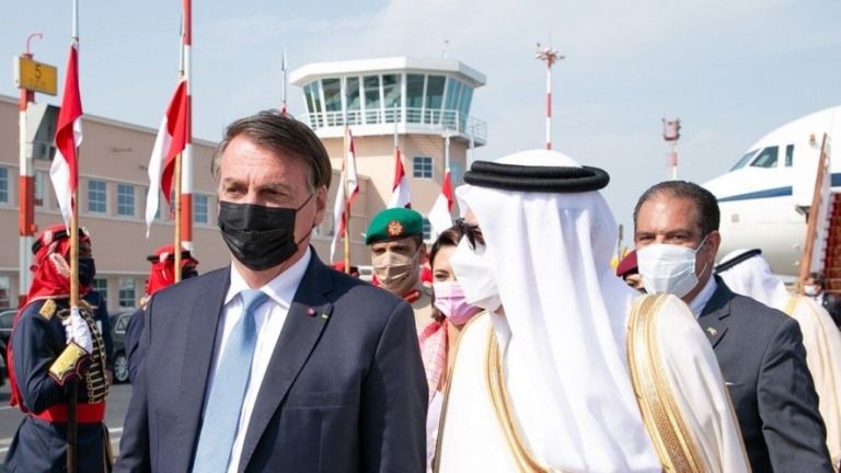 De máscara, Bolsonaro segue viagem pelo Oriente Médio e chega ao Bahrein