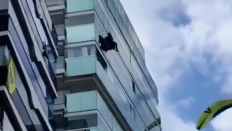 VÍDEO: Homem fica preso em parapente no topo de um prédio em Vila Velha (ES)